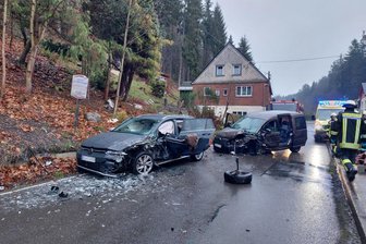 Seiffen: Zwei Schwerverletzte und hoher Sachschaden nach Unfall - Zwei Pkw der Marke VW sind am Mittwoch in Seiffen kollidiert.