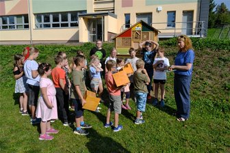 Seiffener Grundschüler sind nun fit für Naturbeobachtungen: Seit dieser Woche gibt es nicht nur ein Insektenhotel auf dem Schulgelände. - Kristin Kilias, Geschäftsführerin des Naturparks Erzgebirge/Vogtland, bei der Übergabe von Tierbehausungen.