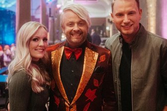 Seiffener Lehrerin startet mit Pop-Schlager durch - Moderator und Entertainer Ross Antony (Mitte) empfing "Zwei wie Eins", Theres Sallmann (links) und Philipp Müller in seiner Show. 