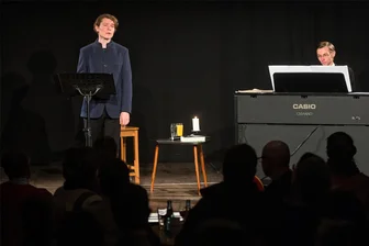 Seiffener Tenor stellt erste CD in Olbernhau in ausverkauftem Haus vor - Richard Glöckner wurde auf der minimalistischen Bühne von Karl Friedrich Winter auf dem Klavier begleitet.