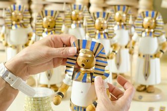Seiffener Unternehmen stellt Tutanchamun-Räuchermann vor -