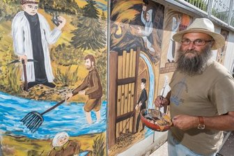 Seiffens Geschichte in acht Bildern - Die erste Platte mit dem Zisterziensermönch hat Klaus Tiebel schon bemalt. Acht Platten hat die Wand in Seiffen insgesamt.