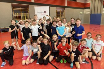 Seilspringen für die Herzgesundheit: Projekttag an der Grundschule Schöneck - „Skipping Hearts“ – Seilspringen macht Schule!“: Unter diesem Motto stand ein Projekttag in der Grundschule Schöneck.