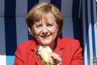 Sein Buch macht wirklich Appetit: „Die Welt des Fischbrötchens“ - Kanzlerinnen-Snack: Die ehemalige Bundeskanzlerin Angela Merkel mit einem Heringsbrötchen im Restaurant „Moby Dick“ im Sassnitzer Hafen im Jahr 2009. Die Kanzlerin hatte als Bundestagsabgeordnete ihren Wahlkreis auf Rügen.