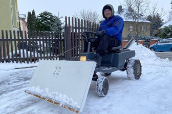 Sein eigener Winterdienst: Burgstädter baut Räumfahrzeug in Mini-Version - 