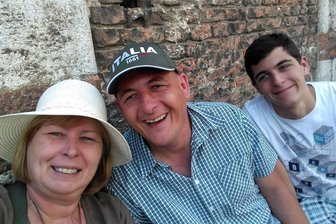 Sein Herz hörte einfach auf zu schlagen: Wieso starb Philipp mit nur 20 Jahren an plötzlichem Herztod? - Ein Bild aus glücklichen Tagen. Philipp L. mit seinem Vater Mario und seiner Stiefmutter Elke.
