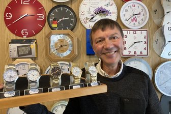 Sein Tag könnte 48 Stunden haben: Gefragter Uhrmachermeister aus dem Vogtland bringt nicht nur Luxusuhren wieder zum Laufen - Uhrmachermeister Ralf Jäkel repariert mechanische Uhren nicht nur, er verkauft sie auch.