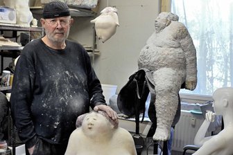 Seine „Dicken“ stehen in Leipzig, Fürth und auf der Aida: Chemnitzer Bildhauer Karl-Heinz Richter wird 80 - Karl-Heinz Richter in seinem Atelier an der Reichenhainer Straße in Chemnitz mit einigen seiner Lieblingsfiguren.