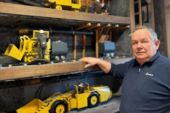 „Seine Fußstapfen zu füllen, wird schwer“: Ein Original im Erzgebirge nimmt seinen Hut - Hermann Meinel hat das Museum Uranbergbau in Bad Schlema aufgebaut und geprägt. Schätze wie dieses Schaubergwerk im Gartenbahn-Format hat er für die Nachwelt gerettet.