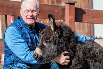 Seine Handschrift prägt den Tierpark Aue - Christian Schroller mit einem Minishetlandpony. Ein Lieblingstier habe er nicht, sagt er. "Alle sind wichtig", war auch sein Credo als Leiter des Tierparks Aue. Als solcher hört er am 31. März auf, trotzdem will er stundenweise weiter für die Einrichtung arbeiten.