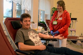 Seine Mission: Leben retten - Grünbacher spendet 170 Mal Blut - Bernd Eisenschmidt bekommt von Schwester Karola seine 170. Blutspende abgenommen.