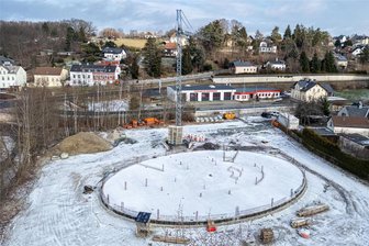 Seit 100 Jahren ist Rodewisch Stadt: Was es Neues rund um das Jubiläum gibt - Die Bodenplatte für den Neubau Kita „Schwalbennest“ ist gegossen. Jetzt liegt Schnee drauf. Momentan hat die Baufirma eine kurze Winterpause eingeschoben. 2024 wird das Gebäude hochgezogen. Bis Mitte 2025 soll der 5 Millionen Euro teure Bau fertig sein.