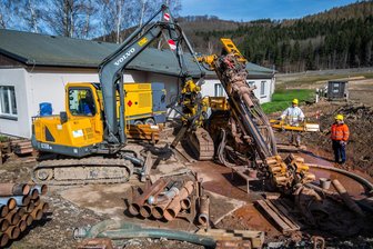 Seit 13 Jahren dicht: Jetzt bohrt die Wismut ein Loch in ihren tiefsten Schacht im Erzgebirge - Die Wismut bohrt auf ihrem eigenen Betriebsgelände. Das Loch führt in den einstigen Hauptschacht des Reviers Aue-Alberoda. Rechts: René Geyer, neben ihm Maschinenführer Sascha Brühl.