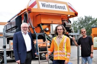 Seit 16 Jahren Staufalle: Freiberger Landrat kritisiert Freistaat wegen Straßenfinanzierung - Die Vorbereitungen für den Winterdienst laufen in der Straßenmeisterei Brand-Erbisdorf längst: Landrat Matthias Damm traf bei seiner Abschiedstour auch Dirk Schlimper, Referatsleiter Straßenbetriebsdienst und Bauwerksverwaltung (Mitte), und Straßenmeister Ronny Molzow (r.).