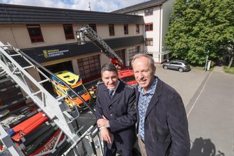 Seit 160 Jahren im Einsatz: Chemnitzer Feuerwehr im Wandel - Im Bild von links René Kraus, Amtsleiter der Feuerwehr Chemnitz, mit Bürgermeister Knut Kunze auf der Drehleiter vor der Feuer- und Rettungswache 2.