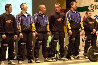 Seit 1991 Stammgast in der Bundesliga - Im Jahr 2003 richtete der AC Atlas Plauen das Finale der Deutschen Mannschaftsmeisterschaft aus und feierte am Ende mit seinem Anhang die Bronzemedaille. Zum Bundesligateam gehörten in jenem Jahr (von links) Marcel Hinkelmann, Jan Gerber, Chris Steinhöfel, Andre Lyssy, Michael Winkelbauer und Jerzey Jasniak.