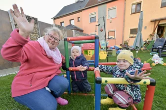 Seit 20 Jahren für die Kleinsten da: Wie Zwickaus Tagesmütter den Wandel in Westsachsen erleben - Ramona Kulla aus Zwickau ist seit 1993 Tagesmutter. Ihr macht diese Aufgabe Spaß, und sie wird von der Familie dabei unterstützt.