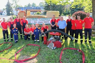 Seit 200 Jahren an der Spritze: Tobertitzer Feuerwehr hat allen Grund zum Feiern - Ein Stroh-Feuerwehrauto schmückt das Dorf. Die Tobertitzer Feuerwehrmänner freuen sich auf ihr Fest zum Jubiläum. Mit dabei sind Alwin und Max, die Jüngsten im Bunde. 