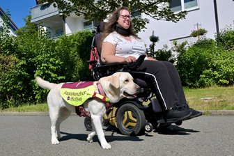 Seit 2005 auf der Suche nach Heilung: Wie eine Zwickauerin für ein eigenständiges Leben kämpft - Stephanie Kunstmann mit Assistenzhündin Nika im Wohngebiet unterwegs. Manchmal bekommt das treue Begleittier ein Gratis-Häppchen vom Bäcker oder Fleischer um die Ecke.
