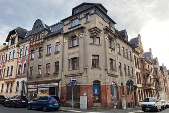 Seit 25 Jahren leer: Baufälliges Haus im Vogtland soll abgerissen werden - Das marode Eckhaus an der August-Bebel-Straße in Falkenstein soll abgerissen werden.