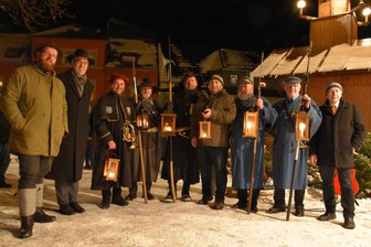 Seit 25 Jahren Verkündigung vom Turm von St. Annen - Der Thumer Türmer Matthias Barth (3.v.li.) feierte am Samstag sein 25-jähriges Dienstjubiläum mit vielen Ehrengästen.
