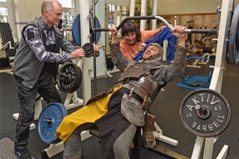 Seit 30 Jahren als Ritter Harras im Lande auf Tour: Rolf Pönicke aus Lichtenwalde - Ritter Harras tankt Kondition für die neue Saison: Rolf Pönicke steht mit dieser historischen Kunstfigur seit 30 Jahren auf den Bühnen des Landes. Den Schweiß tupft Lebensgefährtin Astrid Grübner ab, während Peter Klug als Inhaber des Frankenberger Fitness-Studios noch ein paar Gramm Eisen auflegen will.