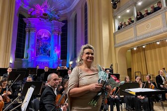 Seit 30 Jahren am Theater Freiberg: Anja Bachmann begeistert im Konzert - Die Musikerin Anja Bachmann begeht gerade ihr Jubiläum „30 Jahre auf der Bühne“. Am Donnerstagabend begeisterte sie als Solistin im Sinfoniekonzert. Sie spielte das Klarinettenkonzert von Jean Françaix.