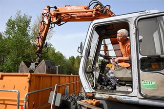 Seit 30 Jahren auf dem Wertstoffhof in Chemnitz: Was Mathias Jahn in dieser Zeit gelernt hat - Mit dem Bagger zerkleinert Mathias Jahn den Sperrmüll. Damit ist in den Containern auf dem Wertstoffhof mehr Platz.