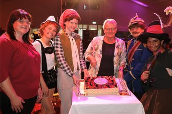 Seit 30 Jahren für das Gemeinwohl: Verein im Erzgebirge begeht Jubiläum - Regina Liebig (Mitte) durfte die Jubiläumstorte im Beisein von Ina Förster (l.) und einigen Theaterspielern anschneiden.