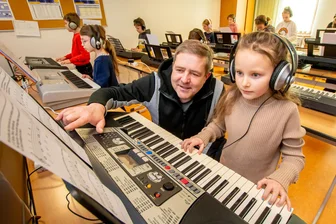 Seit 35 Jahren setzt Volkshochschule Erzgebirgskreis auf Ferienkinder - In Olbernhau vermittelt Jan Vogel 13 Mädchen und Jungen erste Kenntnisse im Keyboardspiel.