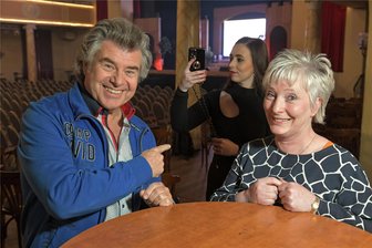 Seit 40 Jahren treuer Fan von Andy Borg: Die besondere Geschichte der Conny Goldmann aus Freiberg - Besonderer Moment für Conny Goldmann: Im Tivoli in Freiberg traf sie vor dem Konzert auf Schlagersänger Andy Borg. Seit 40 Jahren fährt sie zu seinen Konzerten. Tochter Marie hielt die Begegnung im Bild fest.