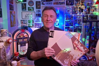 Seit 45 Jahren steht dieser DJ im Erzgebirge am Mischpult: Andreas Wolf legt als „Der alte Wolfi" auf - Andreas Wolf hat sich seine Bar gemütlich eingerichtet.