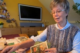 Seit 5.5.1955: Warum eine Jahnsdorferin an Schnapszahl-Daten Postkarten verschickt - Hannelore Zscheppank aus Jahnsdorf vor ihren Schnapszahl-Postkarten. Sie hebt sie natürlich auf. Am heutigen 22.2.22 versendet sie natürlich wieder eine Karte. Nächster Termin ist dann der 3.3.33. 