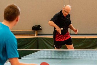 Seit 65 Jahren im Verein: Bernd Lohse, der Ewige - Im Training misst sich Bernd Lohse mit Spielern, die seine Enkel sein könnten - und hält immer noch mit.