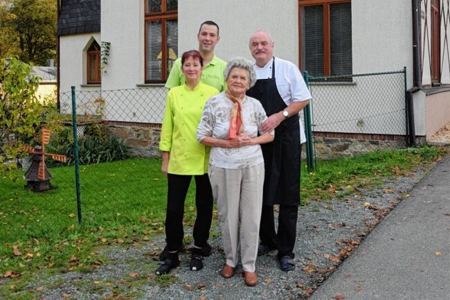 Seit 70 Jahren: Dieses Gericht ist ein Renner in der Elsterberger Gippenschänke - Drei Generationen vereint vor der Gippenschänke: Astrid, Martin, Johanna und Thomas Koch (von links). 