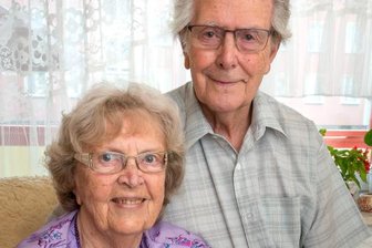Seit 70 Jahren jede Woche ein Strauß Rosen: Ehepaar aus Lengefeld feiert Gnadenhochzeit - Über den Strauß Rosen, den Hildegard Christoph von ihrem Mann Heinz wöchentlich geschenkt bekommt, freut sie sich auch nach 70 Ehejahren jedes Mal aufs Neue.