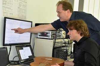 Seit 70 Jahren unverzichtbar für eine ganze Branche: das Institut für Musikinstrumentenbau in Zwota - Schwingungsdetektive: Instituts-Geschäftsführer Holger Schiema (hinten) und Mitarbeiter Christoph Gilbert bei der Auswertung der Frequenzkurvenmessung an einer Konzertgitarre.