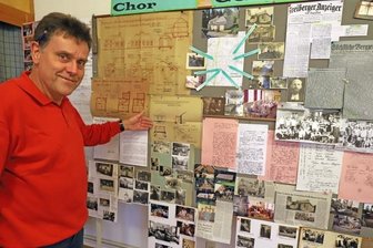 Seit 90 Jahren im vertrauten Heim - Zum 90. Jubiläum von Gemeinschaftshaus und Chor hat Siegfried Knoll Fundstücke aus dem Archiv ausgestellt.