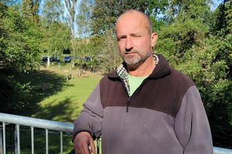 Seit anderthalb Jahren Chef: Kommissarischer Leiter des Tierparks Hirschfeld wünscht sich einen Vorgesetzten - Mario Ritter vor dem Gehege des Rotwildes. Insgesamt warten im Tierpark Hirschfeld rund 600 Tiere auf Besucher.