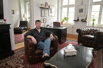 „Seit das Schild hängt, klingelt das Telefon“: Neuer Psychotherapeut in Zwickau trifft auf alte Probleme - Der Umzug ist abgeschlossen, alle Kartons geleert: Psychotherapeut Benjamin Ohms in seinen Praxisräumen im Zwickauer Stadtzentrum.