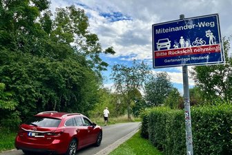 „Seit die Schilder stehen, gibt‘s weniger Ärger“: Zwickauer Kleingärtner vertrauen auf Miteinander-Weg - Der Miteinander-Weg an der Kleingartenanlage „Neuland“ in Zwickau-Schedewitz.