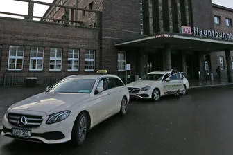 Seit dieser Woche gilt: Taxi-Nutzer im Landkreis Zwickau müssen tiefer in die Tasche greifen - Taxis am Zwickauer Hauptbahnhof. Seit Sonntag kostet eine Fahrt mehr.