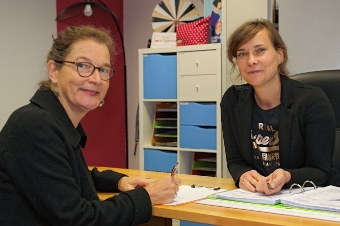 Seit drei Jahrzehnten ein zuverlässiger Ratgeber - Leiterin Carolin Glöckner-Schott (rechts) und Ursula Seubert, die Geschäftsführerin von Pro Familia Sachsen, in der Beratungsstelle Aue-Bad Schlema. 