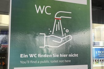 Seit einem Jahr keine öffentlichen Toiletten am Oberen Bahnhof in Plauen: Reisende starten Petition - Zweisprachiges Hinweisschild am Oberen Bahnhof Plauen.