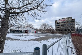 Seit fast zwei Jahren Funkstille am ehemaligen Aldi-Markt an der Annaberger Straße in Chemnitz - Vor zwei Jahren konnte man an der Annaberger Straße noch bei Aldi und im Getränkemarkt einkaufen. Heute ist das Gelände abgesperrt.