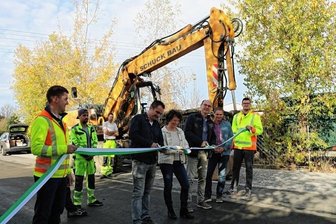 Seit Freitag wieder freie Fahrt auf Dittersdorfer Straße - Kenny Auerswald, Ute Hahn und der Zwönitzer Bürgermeister Wolfgang Triebert (von links) schneiden symbolisch das Band über die Dittersdorfer Straße durch. Neben Wolfgang Triebert: Jan Auerswald vom zuständigen Planungsbüro.