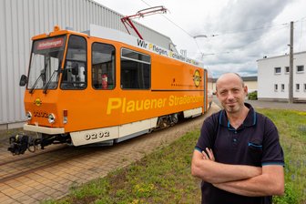Seit genau 50 Jahren fährt diese tschechische Straßenbahn durch Plauen - Ab 14. Juni 1976 im Linienverkehr im Einsatz, heute dient sie als Arbeitsbahn: die Straßenbahn vom Typ KT4D. Im Bild: Jörg Rößiger vom Traditionsverein.