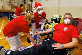 Seit mehr als 20 Jahren Spender - Feuerwehrmann Mario Legies war zur Weihnachts-Blutspende bei Mandy Laitko (l.) und Jane Neukirchner in guten Händen.