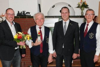 Seit mehr als 30 Jahren Vorsitzender: Breitenbrunner Gesangsverein weiß, was er an Udo Beyreuther hat - Udo Beyreuther (2. v. l.), Vorsitzender des Männergesangsvereins Orpheus, war von Chormitglied Klaus Pechstein (r.) für das Ehrenamt des Monats vorgeschlagen worden. Landrat Rico Anton (2. v. r.) und Breitenbrunns Bürgermeister Lars Dsaak (l.) nahmen die Würdigung vor.