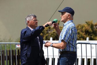 Seit mehr als 50 Jahren auf Achse: Eppendorfer Jubilar kennt keinen Ruhestand - In seinem Element: Reiner Rechenberger (l.) interviewt zum Radrennen in Großwaltersdorf Gerhard Richter.